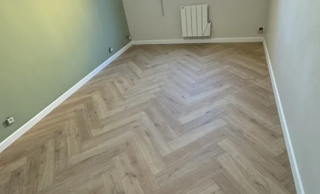 Pose de parquet stratifié en bâtons rompus et plinthes à Lyon