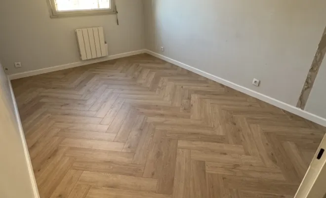 Pose de parquet stratifié en bâtons rompus et plinthes à Lyon